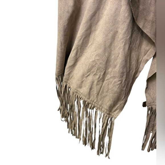 COUNTRY Womens Medium Beige Faux Suede Fringe Casual vest size M NWOT - Picture 3 of 7